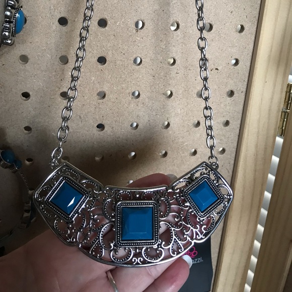 Teal blue short statement necklace. Three stones.